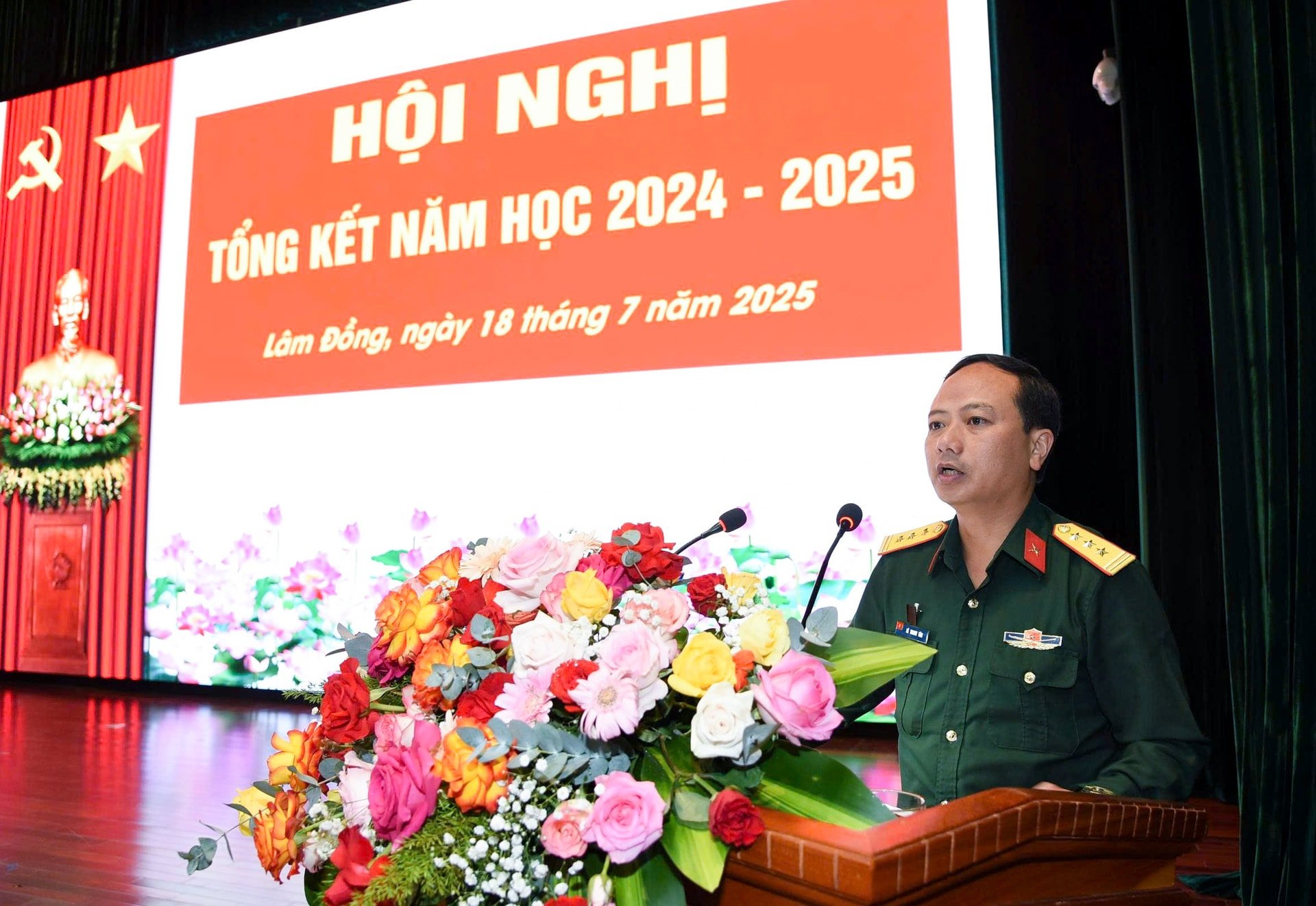 Đại diện Khoa Chiến thuật trình bày tham luận