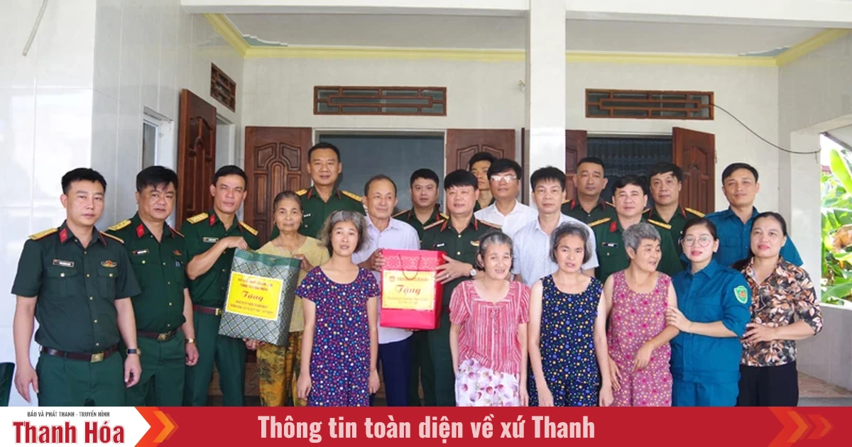 Das Kommando der Militärregion 4 besucht verdienstvolle Personen in der Provinz Thanh Hoa und überreicht ihnen Geschenke
