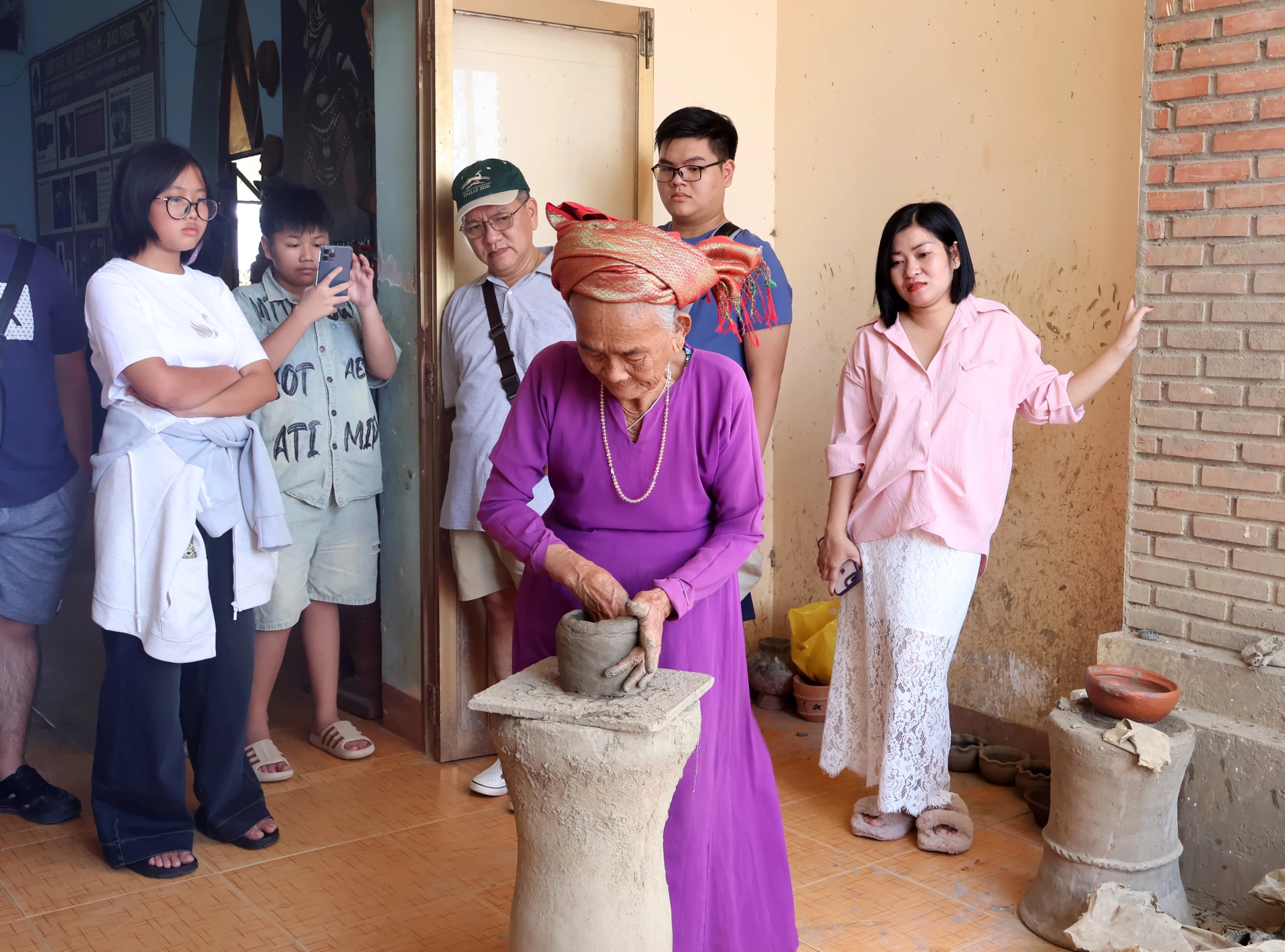 Nghệ nhân Trượng Thị Gạch trình diễn kỹ thuật làm gốm Bàu Trúc.