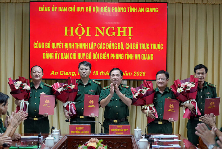 Công bố quyết định thành lập đảng bộ, chi bộ trong Bộ đội Biên phòng