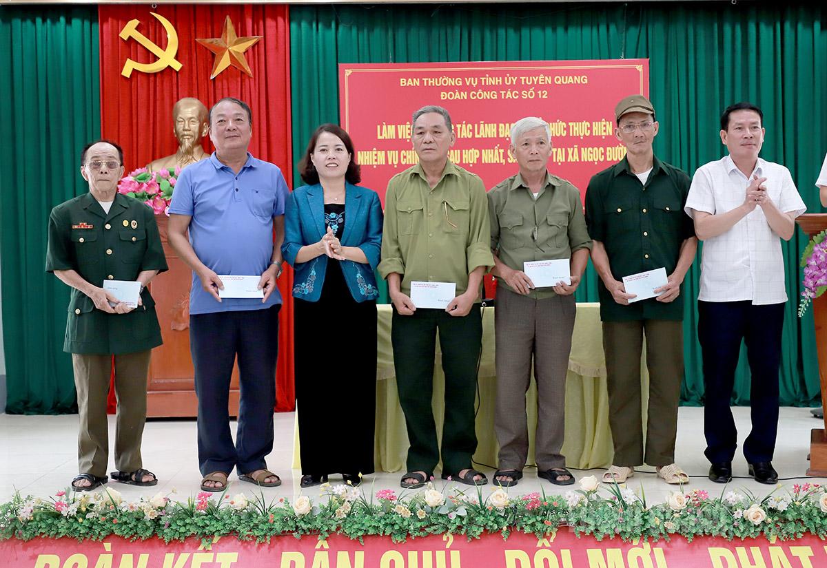 Trưởng Đoàn đại biểu Quốc hội chuyên trách tỉnh Tuyên Quang Lý Thị Lan cùng Đoàn công tác số 12 tặng quà cho các gia đình chính sách tại xã Ngọc Đường. Ảnh: Phi Anh