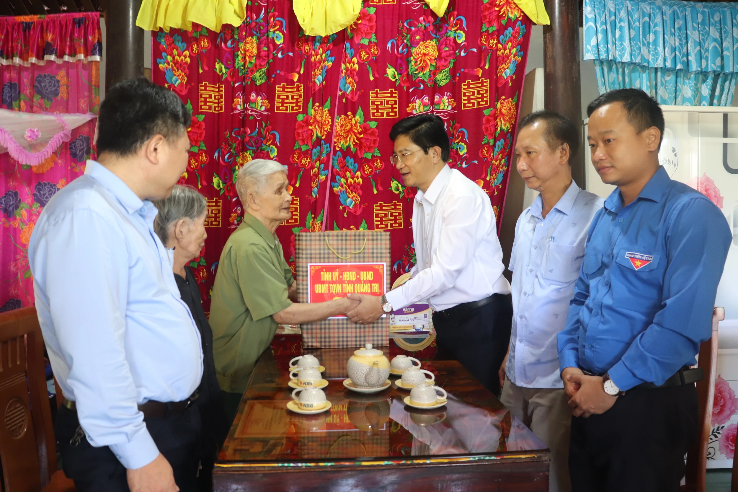 Lãnh đạo tỉnh thăm, tặng quà các gia đình người có công