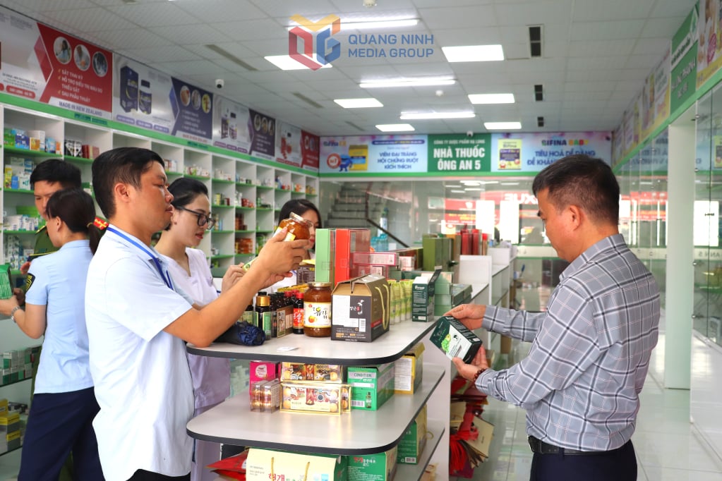 Đoàn kiểm tra các sản phẩm thực phẩm chức năng bán tại nhà thuốc.