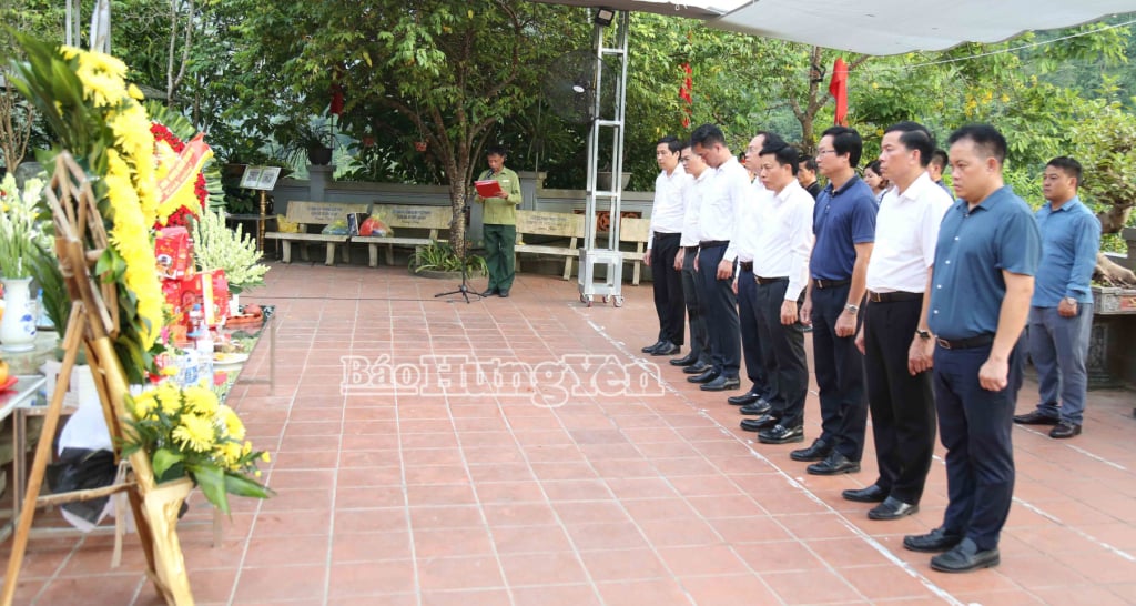 คณะผู้แทนจังหวัดหุ่งเอียนร่วมถวายธูป ณ สุสานทหารมรณสักขีแห่งชาติวีเซวียน