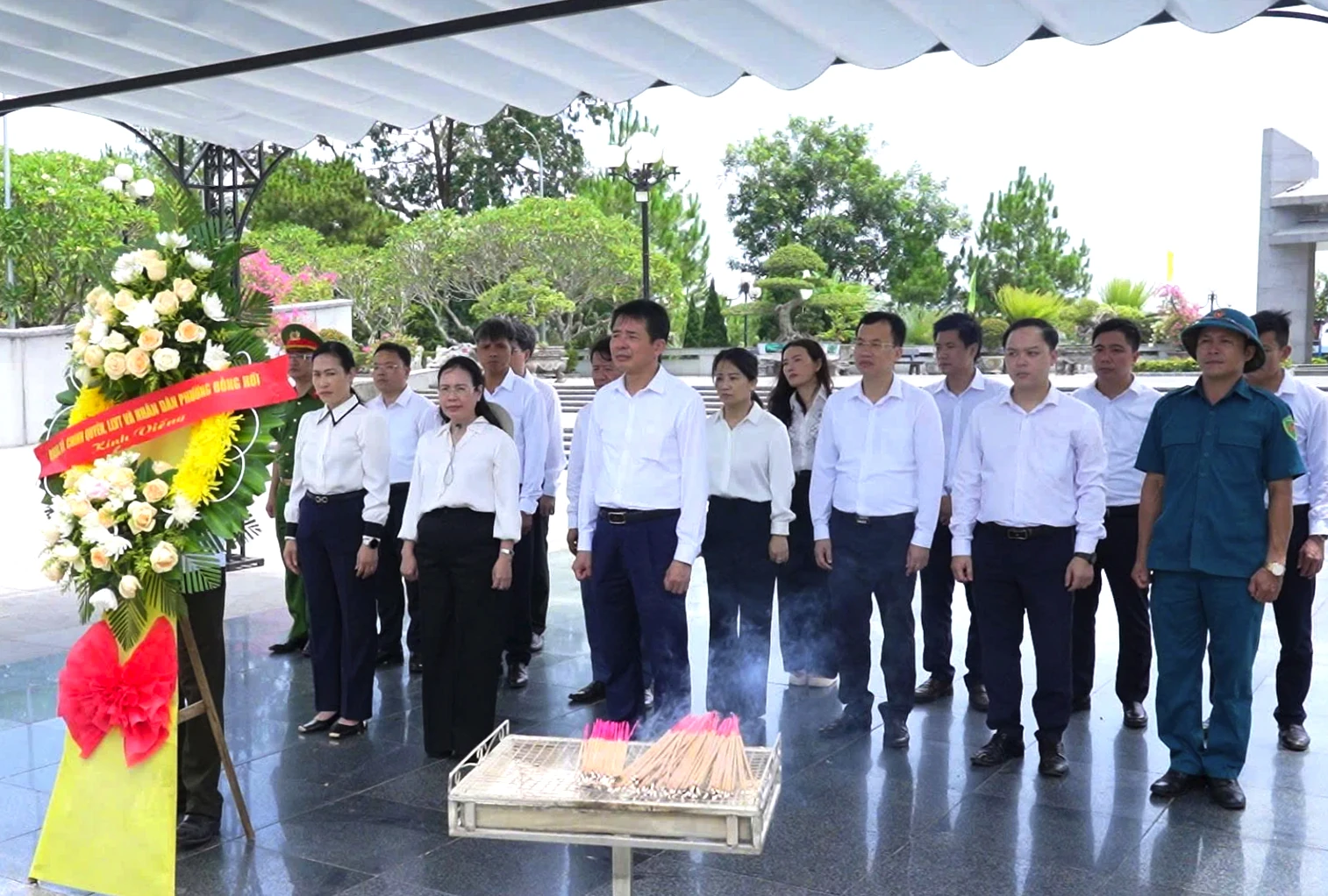 Đoàn đại biểu phường Đồng Hới dâng hương viếng các anh hùng liệt sĩ