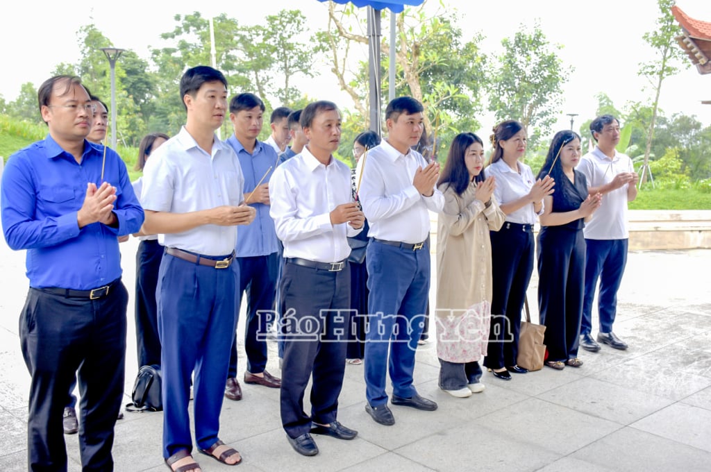 Các đại biểu dâng hương tại Đền thờ liệt sĩ tại Chiến trường Điện Biện Phủ.