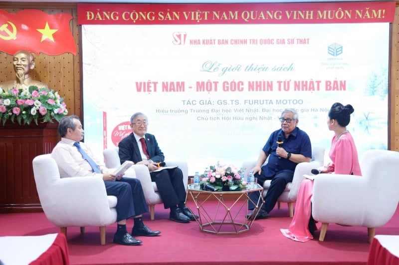GS.TS Nhật Bản Furuta Motoo cùng các nhà nghiên cứu Việt Nam giao lưu với bạn đọc tại lễ ra mắt sách. (Ảnh: Báo Công an nhân dân)