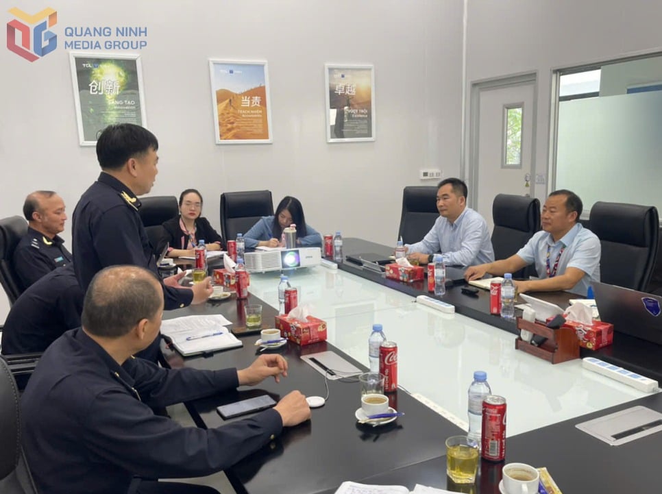 Hon Gai port customs met and learned about the difficulties and problems of businesses importing and exporting goods to the United States. Photo: Hoang Nga