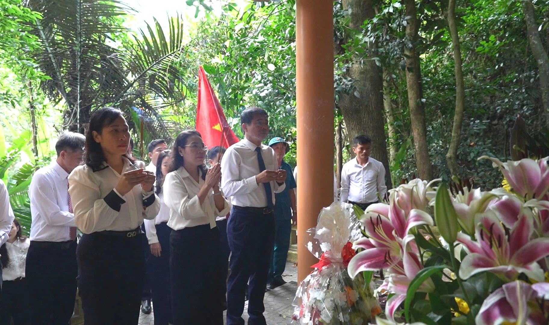 Đoàn đại biểu phường Đồng Hới dâng hương viếng các anh hùng liệt sĩ