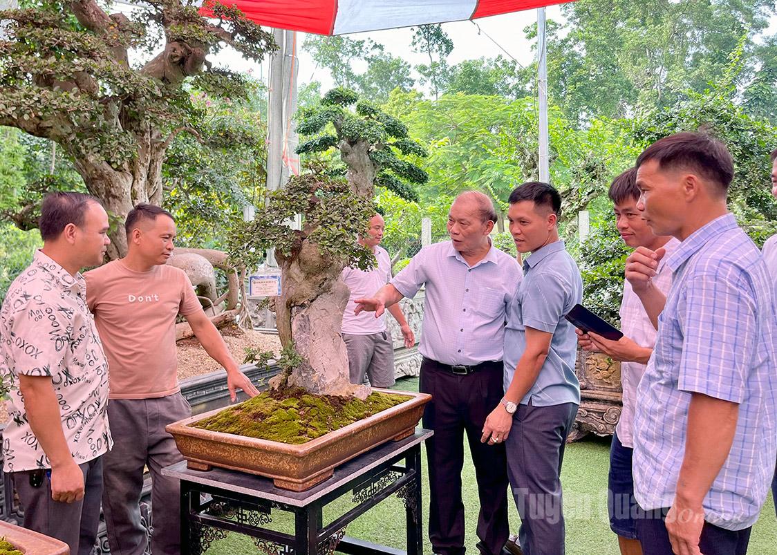 Các đại biểu thăm quan khu trưng bày sinh vật cảnh.