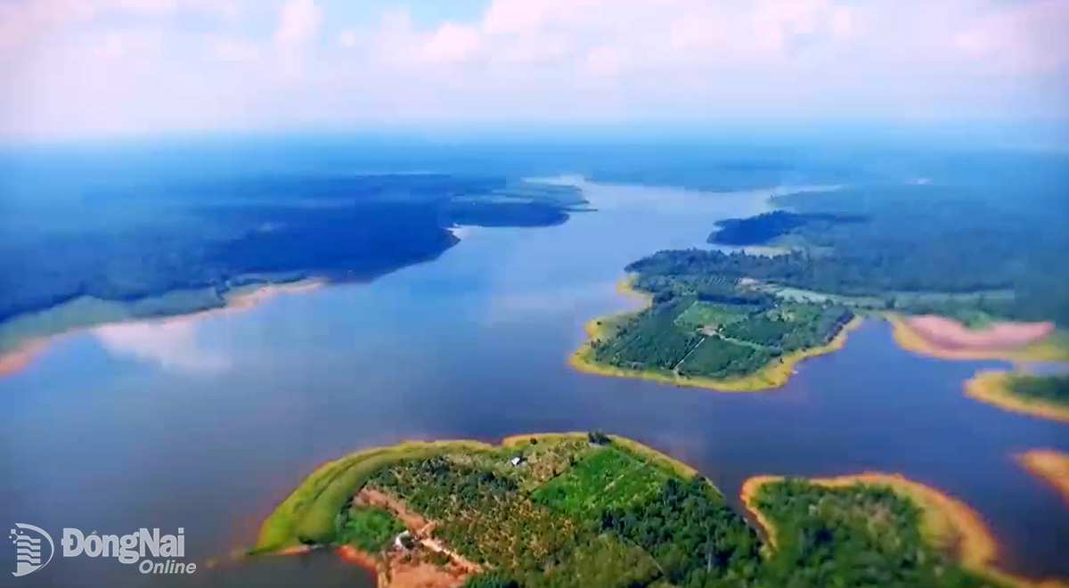 1. Tri An Lake, directly managed by Dong Nai Nature and Culture Reserve, has a total area of over 32,000 hectares with 76 large and small islands and has been a source of livelihood for thousands of households living in the Tri An Lake area for many years. Photo: Quang Huy   