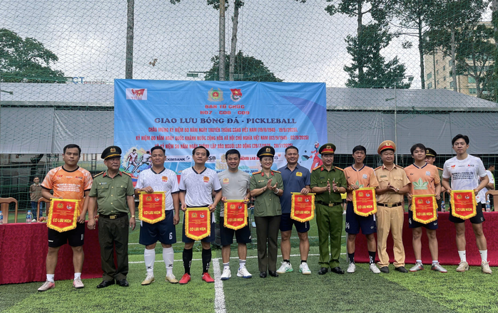 Giao lưu bóng đá - pickleball chào mừng 80 năm Ngày truyền thống Công an nhân dân- Ảnh 4.