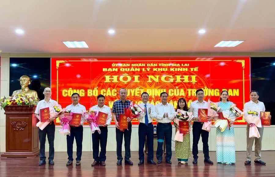 pho-chu-tich-ubnd-tinh-nguyen-tu-cong-hoang-trao-cac-quyet-dinh-ve-cong-tac-can-bo-cua-ban-quan-ly-khu-kinh-te-tinh-anh-vu-thao.jpg