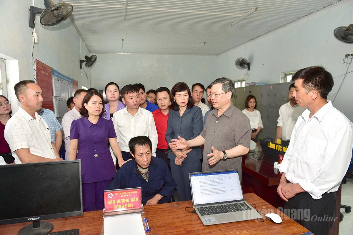 Đồng chí Chủ tịch 
HĐND tỉnh Nguyễn Văn Sơn, 
kiểm tra vận hành Trung tâm Phục vụ hành chính công xã Sơn Vĩ. Ảnh: Ma Hưng