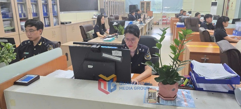 The declaration is processed online by Mong Cai International Border Gate Customs.