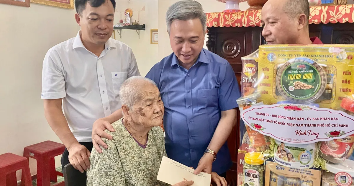 អនុលេខាគណៈកម្មាធិការបក្សទីក្រុងហូជីមិញ លោក Dang Minh Thong បានទៅសួរសុខទុក្ខបងប្អូនជនរួមជាតិនៅឃុំ Hoa Hoi និង Bau Lam។
