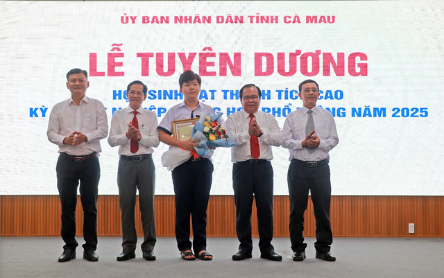 Cà Mau: Vinh danh 32 học sinh xuất sắc kỳ thi tốt nghiệp THPT 2025  - Ảnh 2.