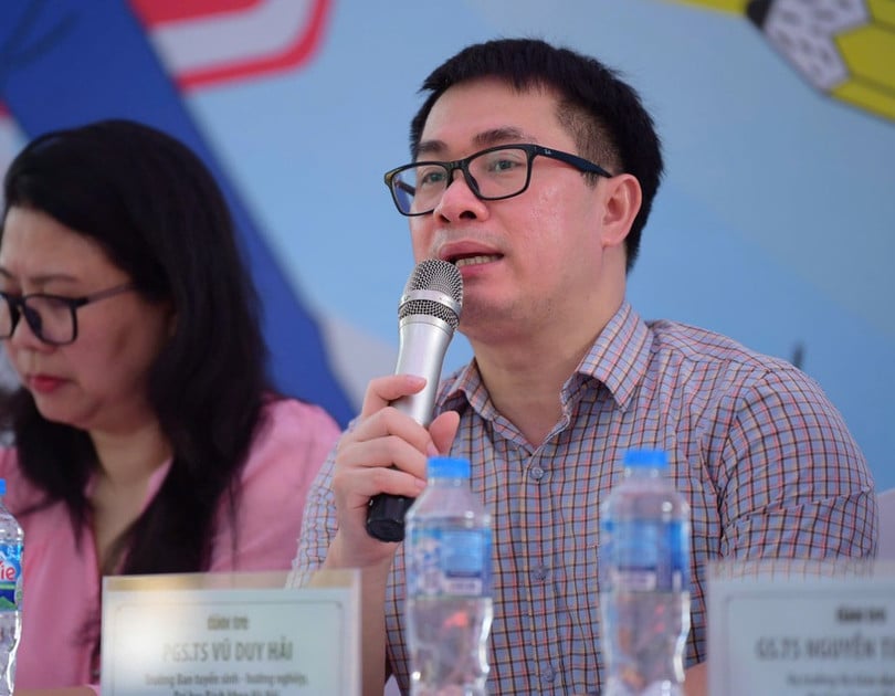 PGS.TS Vũ Duy Hải - Trưởng Ban tuyển sinh - hướng nghiệp (Đại học Bách khoa Hà Nội) tư vấn cho thí sinh.