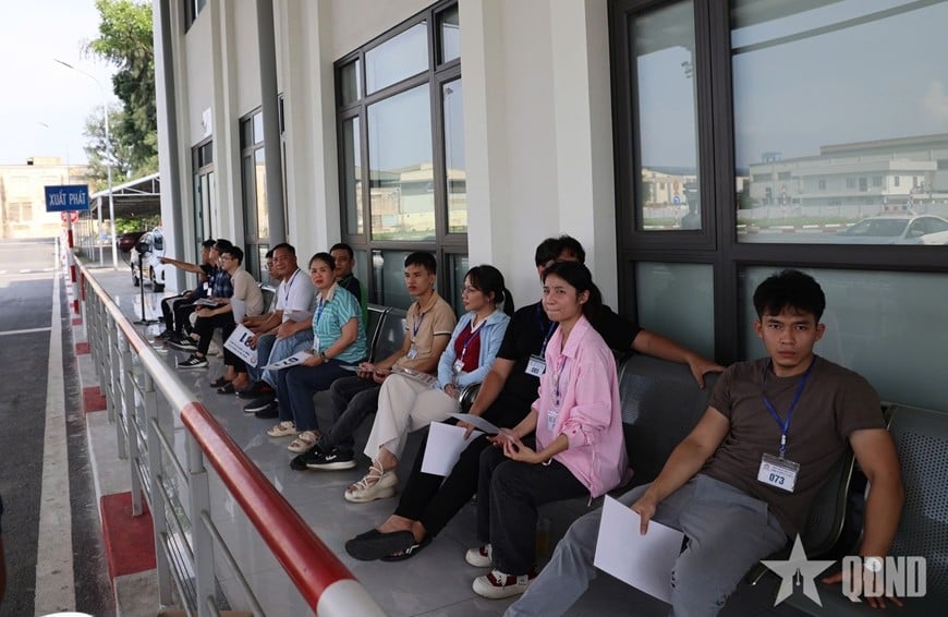 Les candidats attendent leur examen de permis de conduire dans un centre d'examen à Hanoi.