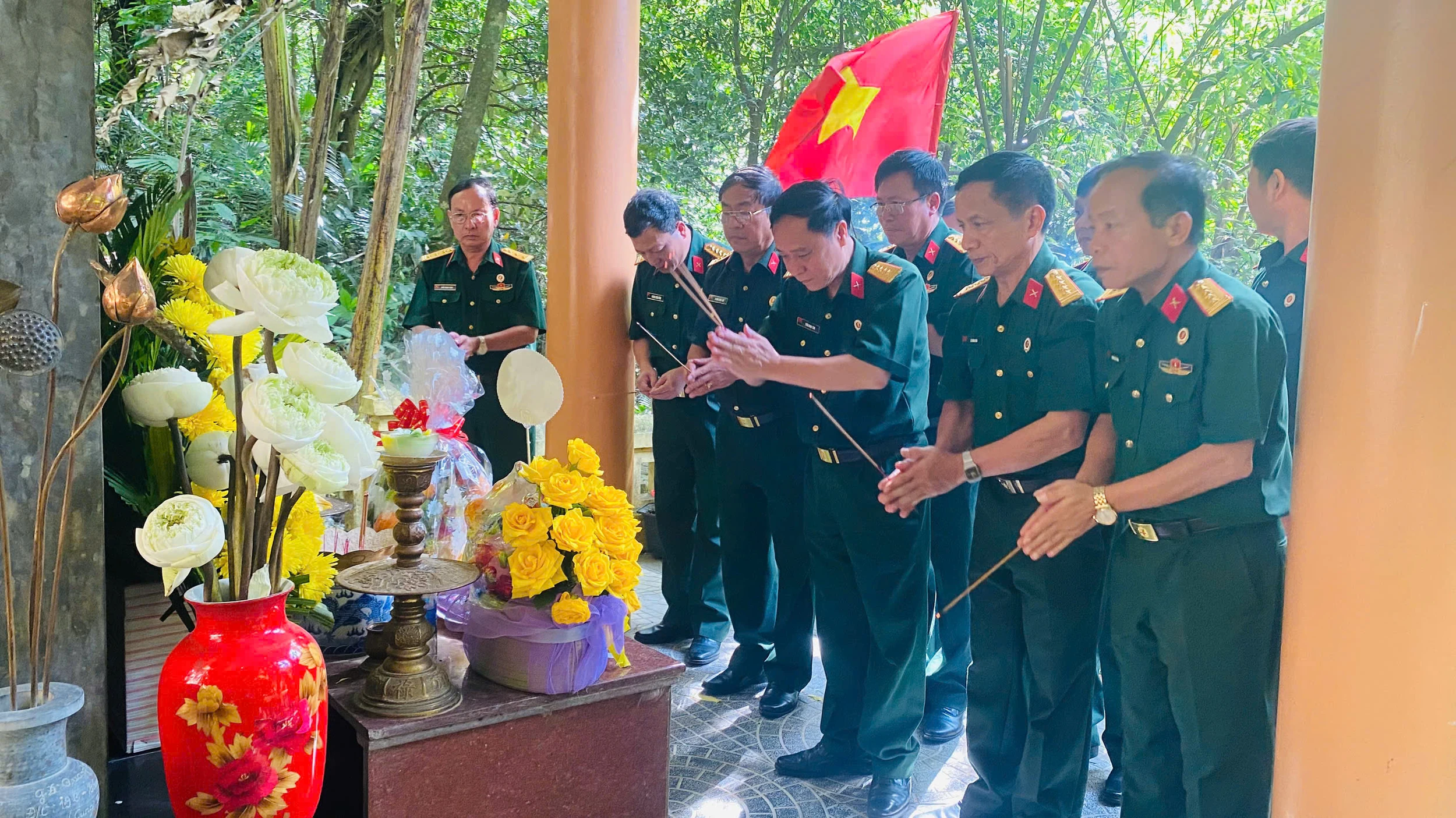 Cựu chiến binh tỉnh Quảng Trị dâng hương tại các “địa chỉ đỏ” trên đường 20 - Quyết Thắng