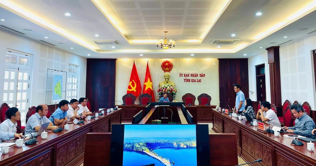 Chairman of Gia Lai Provincial People's Committee Pham Anh Tuan listened to the report on the planning of Bien Ho - Chu Dang Ya Tourist Area.