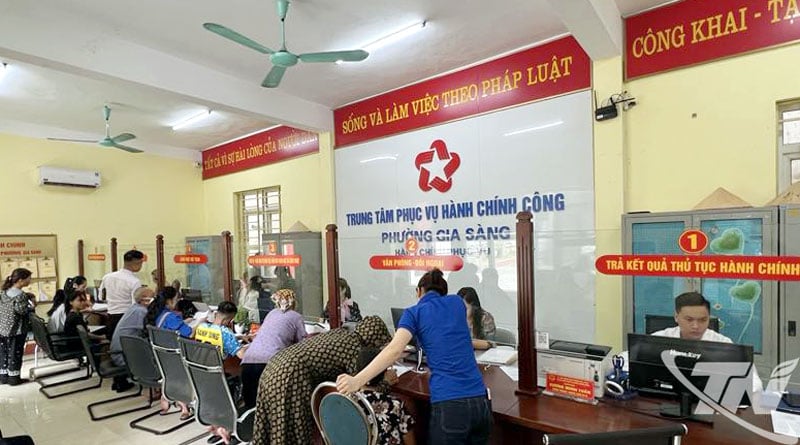 Người dân đến phường Gia Sàng giải quyết các TTHC.