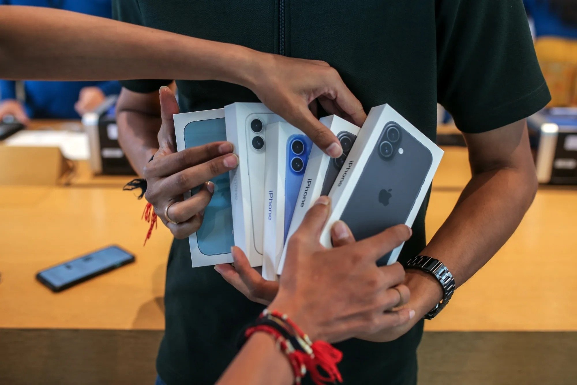 Motorola san xuat smartphone,  Apple san xuat iPhone,  san xuat tai My,  thue quan Donald Trump anh 6