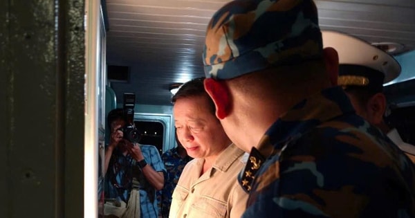 Der stellvertretende Premierminister Tran Hong Ha traf am Unglücksort ein, um die Rettung der Opfer des gekenterten Bootes in der Halong-Bucht zu leiten.