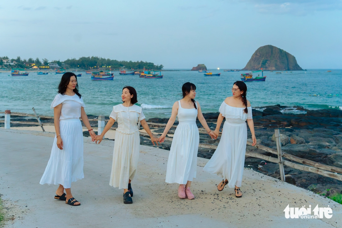 Bạn trẻ khắp nơi check-in con đường đẹp như mơ ở Hòn Yến - Ảnh 7.