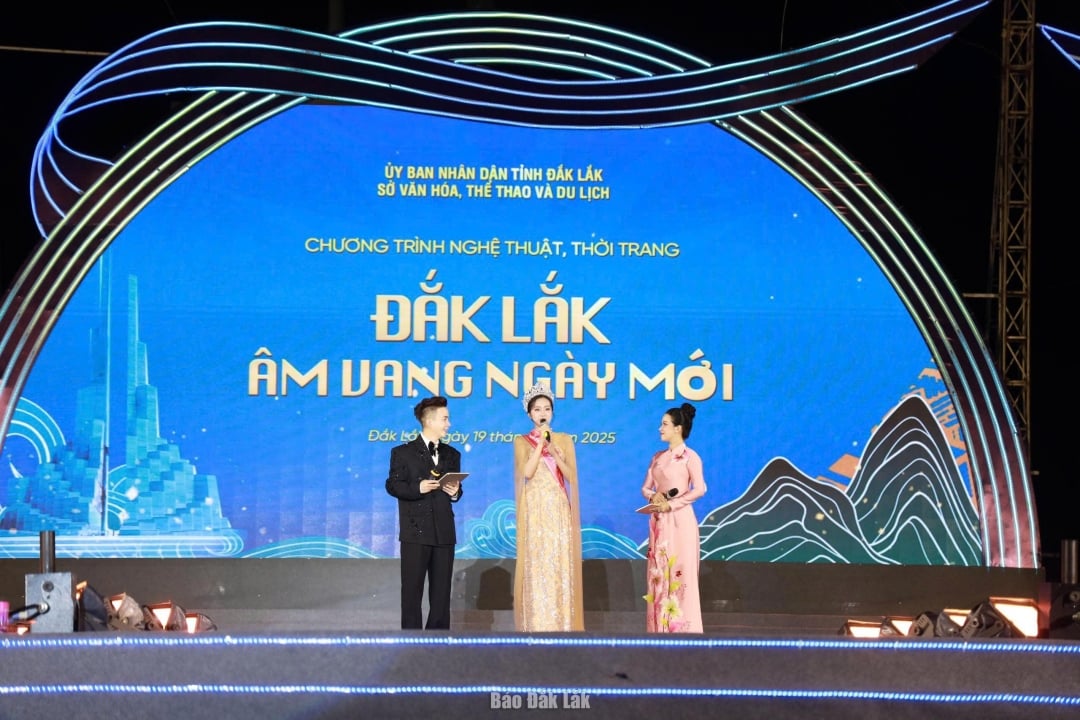 Miss Vietnam 2024 Ha Truc Linh interacts. Photo: Trieu Xuan