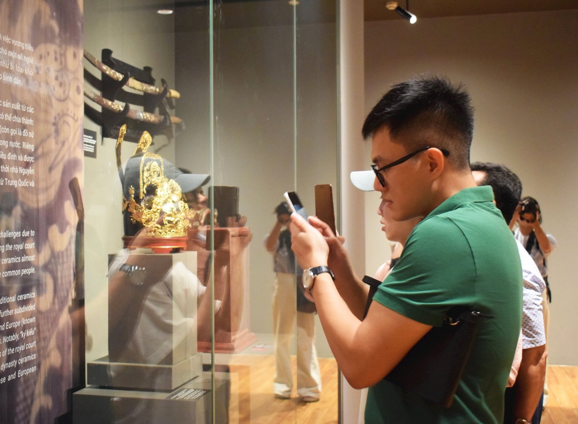 Junge Touristen sind von der Schönheit wertvoller Antiquitäten begeistert. Foto: DOAN HAO LUONG