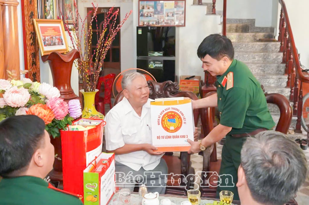 Lãnh đạo Quân khu 3 tặng quà thương binh Đỗ Duy Hải, tổ dân phố Minh Hưng, xã Vũ Thư.