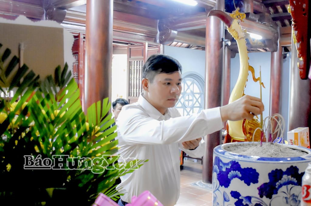 Đồng chí Nguyễn Lê Huy, Ủy viên Ban Thường vụ Tỉnh ủy, Phó Chủ tịch UBND tỉnh dâng hương Đền thờ Bác Hồ tại Quảng trường Tây Bắc.