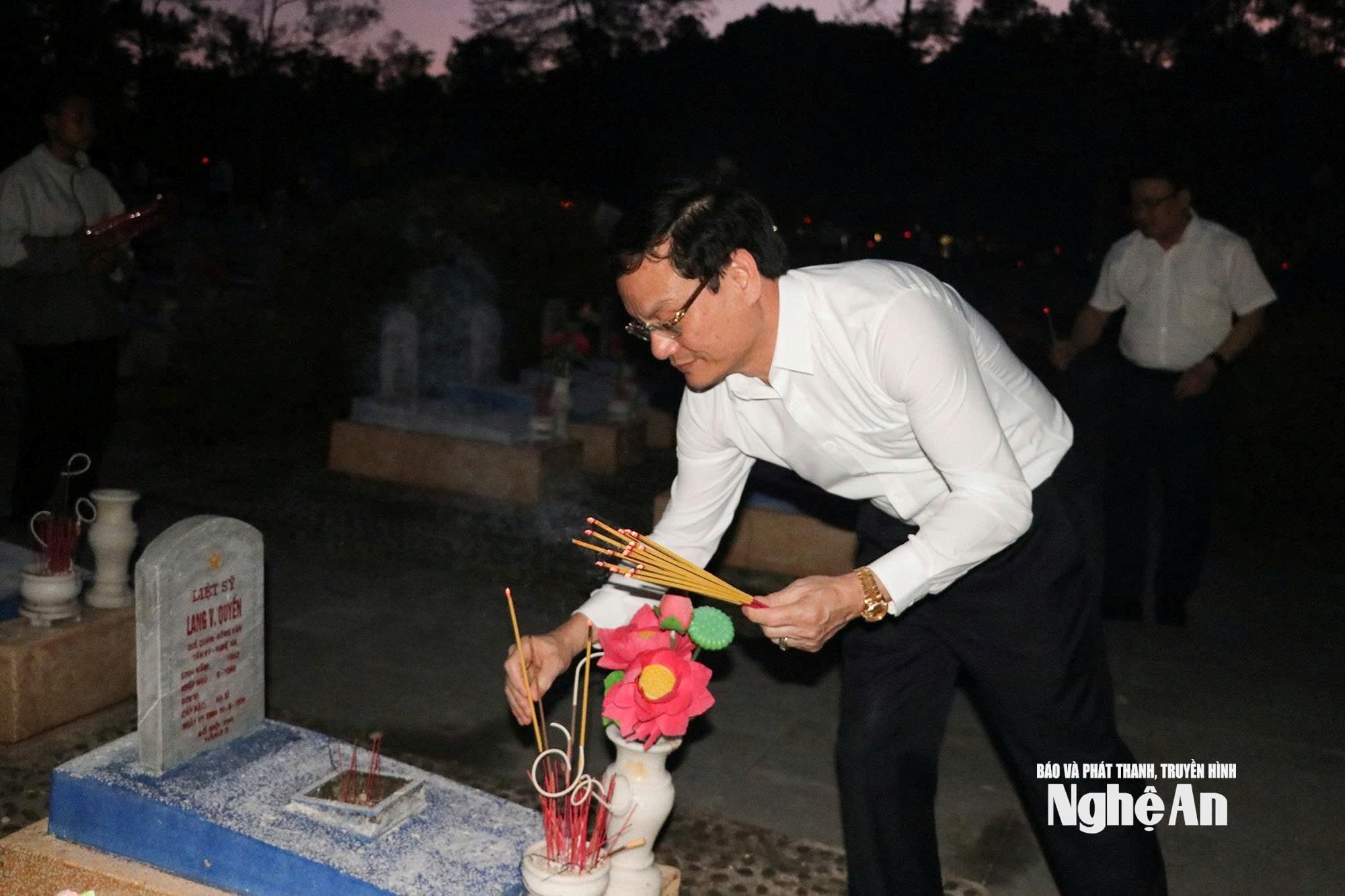 ប្រធានការិយាល័យគណៈកម្មាធិការប្រជាជនខេត្ត Dang Thanh Tung អុជធូបនៅផ្នូររបស់យុទ្ធជនពលី។