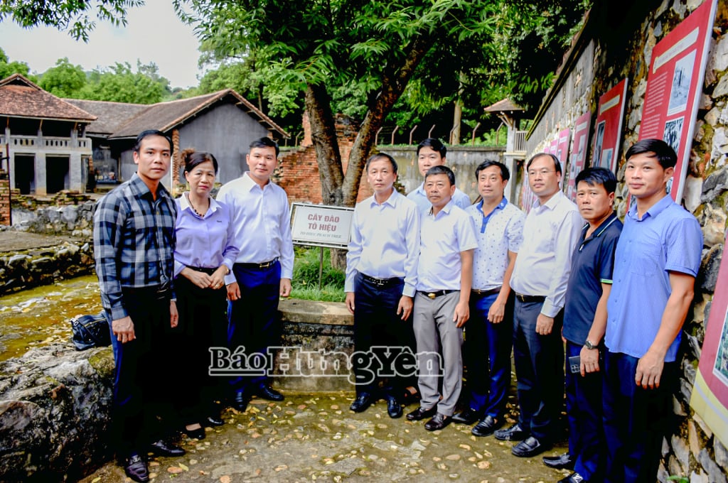 Các đại biểu đến thăm cây đào Tô Hiệu tại Nhà tù Sơn La.