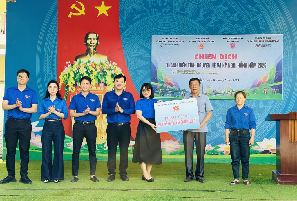 សមមិត្ត Dinh Thi Phuc សមាជិកគណៈកម្មាធិការប្រតិបត្តិបក្ស លេខាសម្ព័ន្ធយុវជននៃក្រសួងជនជាតិ និងសាសនា ប្រគល់ថវិកាឧបត្ថម្ភដល់ការសាងសង់ផ្លូវបេតុងជនបទជូនប្រជាជនភូមិ Na Thum ឃុំ Minh Tam ខេត្ត Cao Bang។