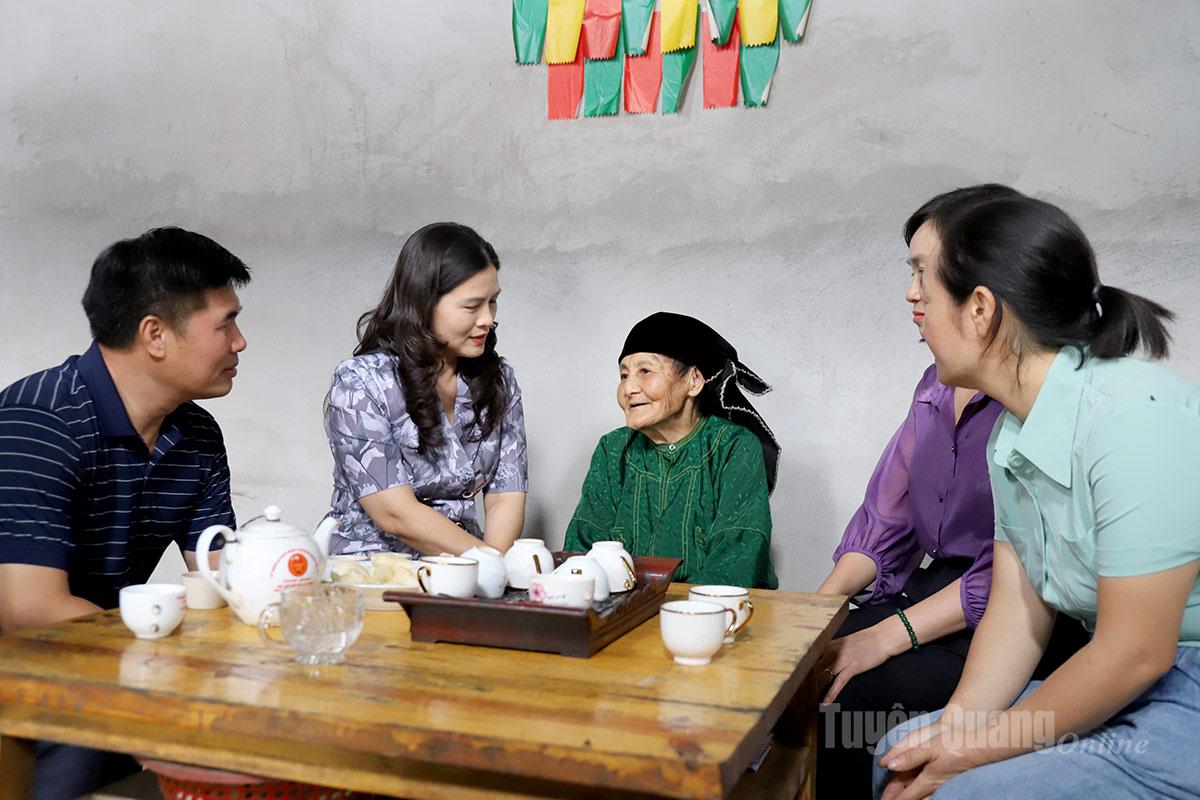 รองประธานคณะกรรมการประชาชนประจำจังหวัด Vuong Ngoc Ha มอบของขวัญให้กับนาง Vang Thi Dinh ภรรยาของผู้พลีชีพในหมู่บ้าน San Si Tung ชุมชน Sa Phin