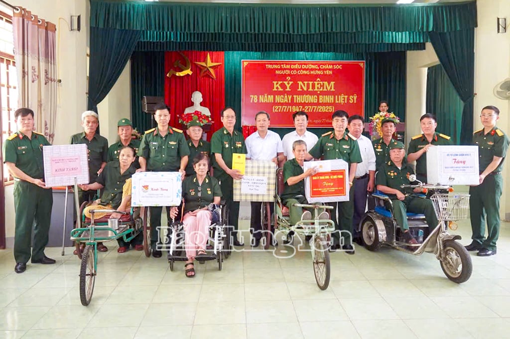 Đoàn công tác Quân khu 3, Bộ Chỉ huy Quân sự tỉnh Hưng Yên, lãnh đạo xã Vũ Thư tặng quà các thương, bệnh binh tại Trung tâm Điều dưỡng, chăm sóc người có công.