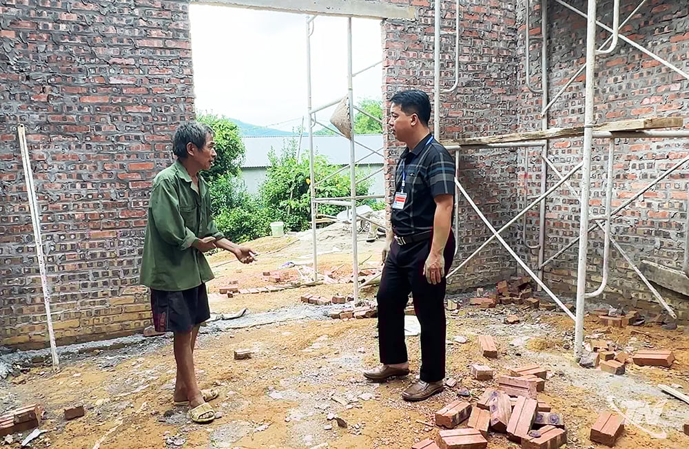 Cán bộ Phòng Kinh tế xã Tân Kỳ nắm tình hình xây dựng nhà của hộ gia đình ông Nông Văn Trong, thôn Bản Phố.