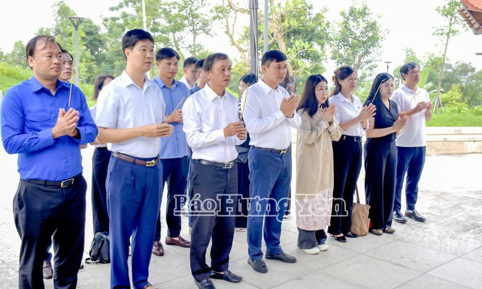 Đoàn công tác của tỉnh Hưng Yên dâng hương tri ân các anh hùng liệt sĩ tại tỉnh Điện Biên