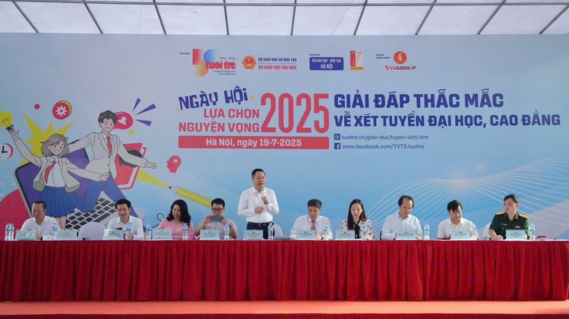 Los expertos del Consejo Asesor responden preguntas directamente en el Día de Elección de Admisión 2025 (Foto: NAM TRAN)