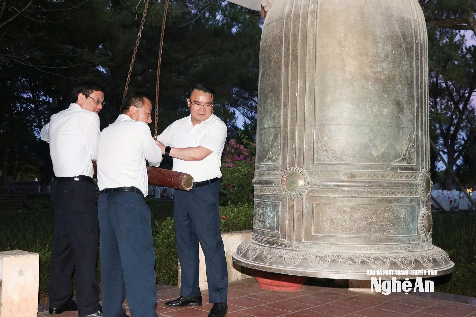 ថ្នាក់​ដឹក​នាំ​ខេត្ត និង​ថ្នាក់​ដឹក​នាំ​គណៈ​កម្មាធិការ​ប្រជាជន​ខេត្ត​បាន​លើក​កណ្តឹង​នៅ​ទី​បញ្ចុះ​សព​ទុក្ករ​បុគ្គល​ជាតិ Truong Son។