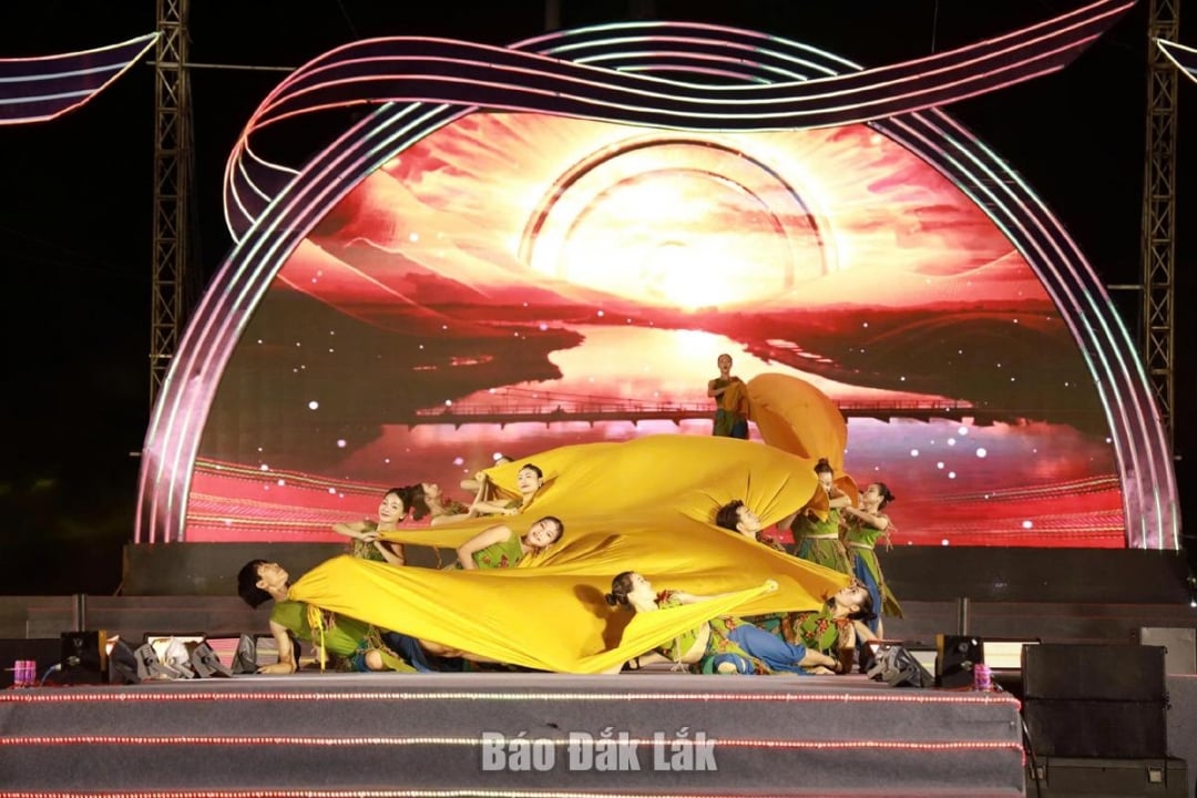 Singing and dancing performance combined with mapping performance of Ba River Sediments. Photo: Trieu Xuan