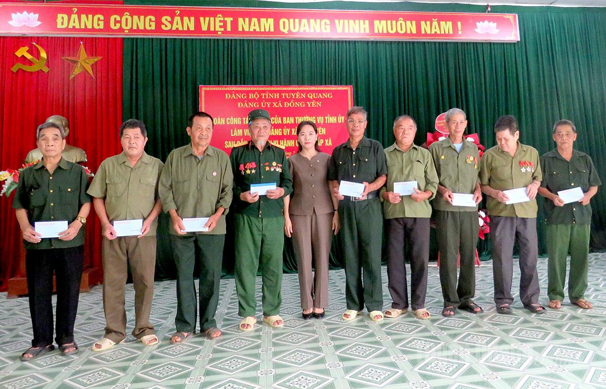 สหายนอง ถิ บิช เว้ สมาชิกคณะกรรมการประจำพรรคจังหวัด รองเลขาธิการถาวรคณะกรรมการพรรคจังหวัด มอบของขวัญแก่ครอบครัวผู้กำหนดนโยบายและผู้มีจิตศรัทธาในตำบลดงเยน
