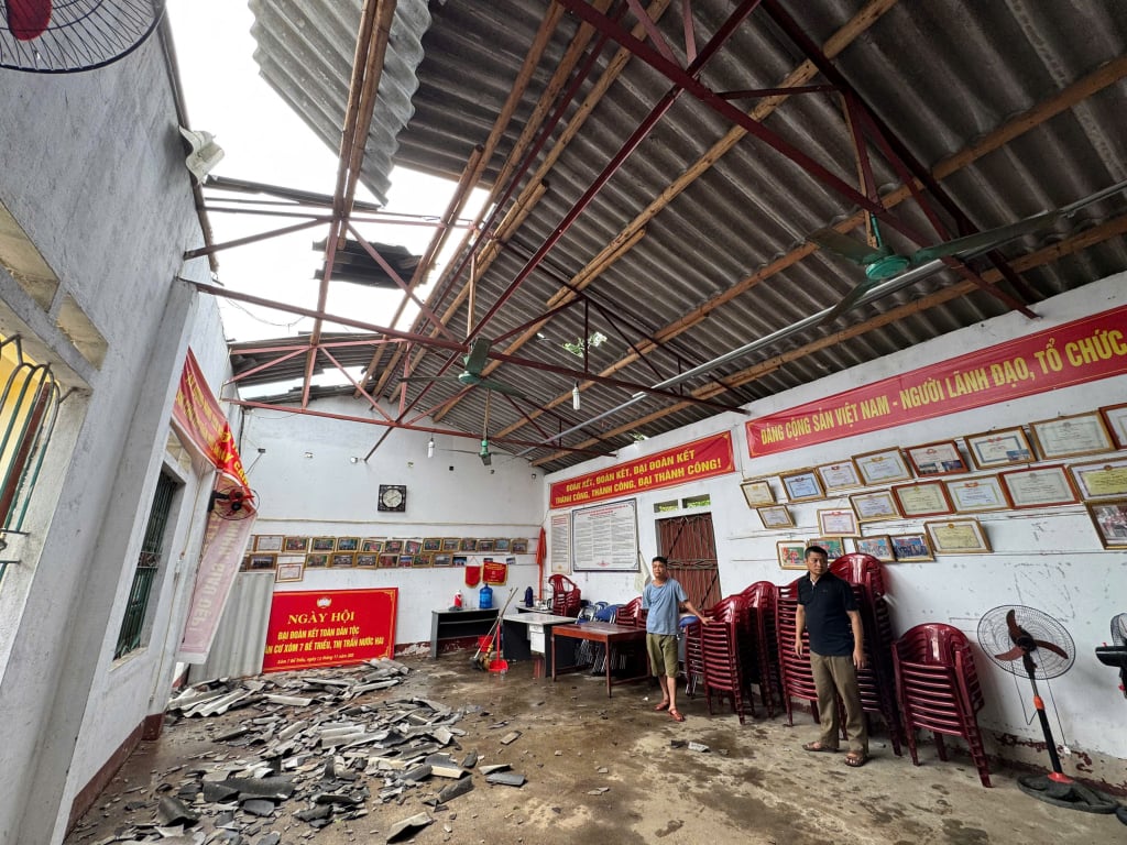 ផ្ទះវប្បធម៌ភូមិ៧ ឃុំ Be Trieu (ឃុំ Hoa An) រងការខូចខាតយ៉ាងដំណំ។