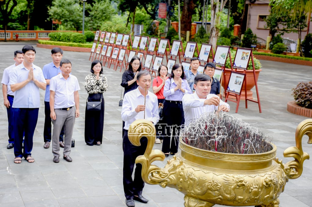 Các đại biểu dâng hương tại Nhà tưởng niệm các anh hùng liệt sĩ Nhà tù Sơn La.