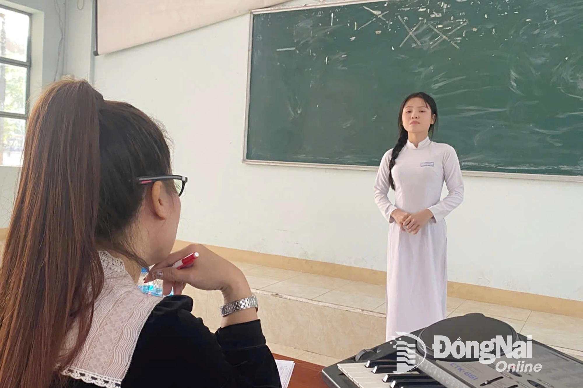 Kandidaten absolvieren den Gesangstest für die Aufnahmeprüfung für die Vorschulpädagogik 2025 der Dong Nai Universität. Foto: Hai Yen