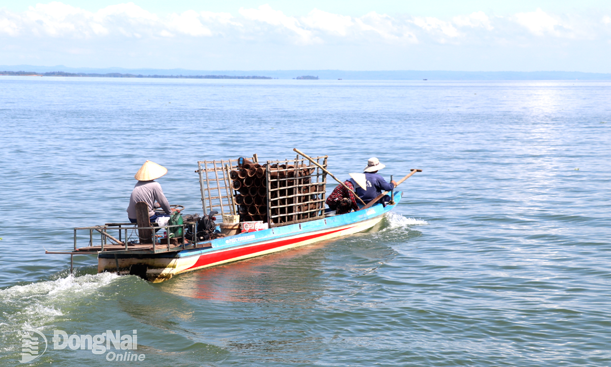 2. On a new day, fishermen's boats take turns going out to sea, looking for shrimp and fish to catch. Photo: An Nhon
