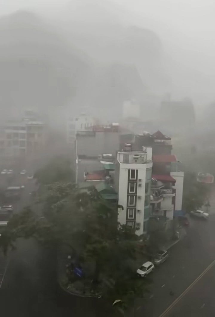 Mưa dông trắng trời kèm theo gió giật mạnh xuất hiện tại nhiều khu vực ở Quảng Ninh trong chiều 19/7.
