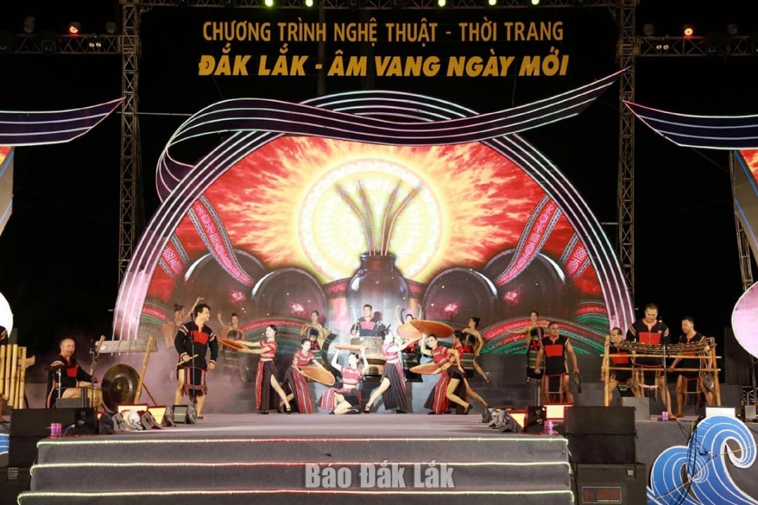 Traditional musical instrument ensemble Via Troi Cha. Photo: Trieu Xuan